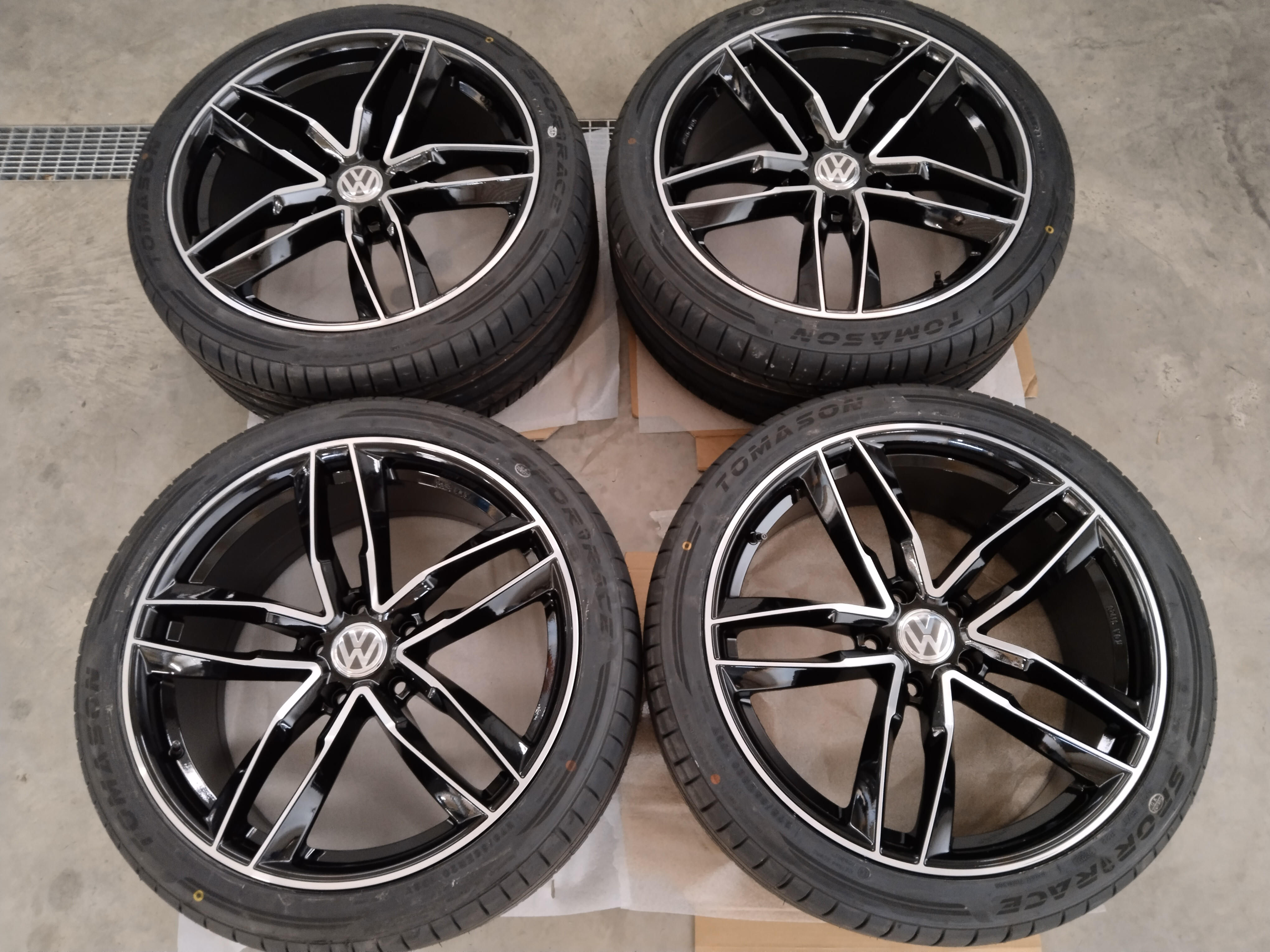 Komplettsatz T5 T6  AF16 mit Sommerreifen-Tomason