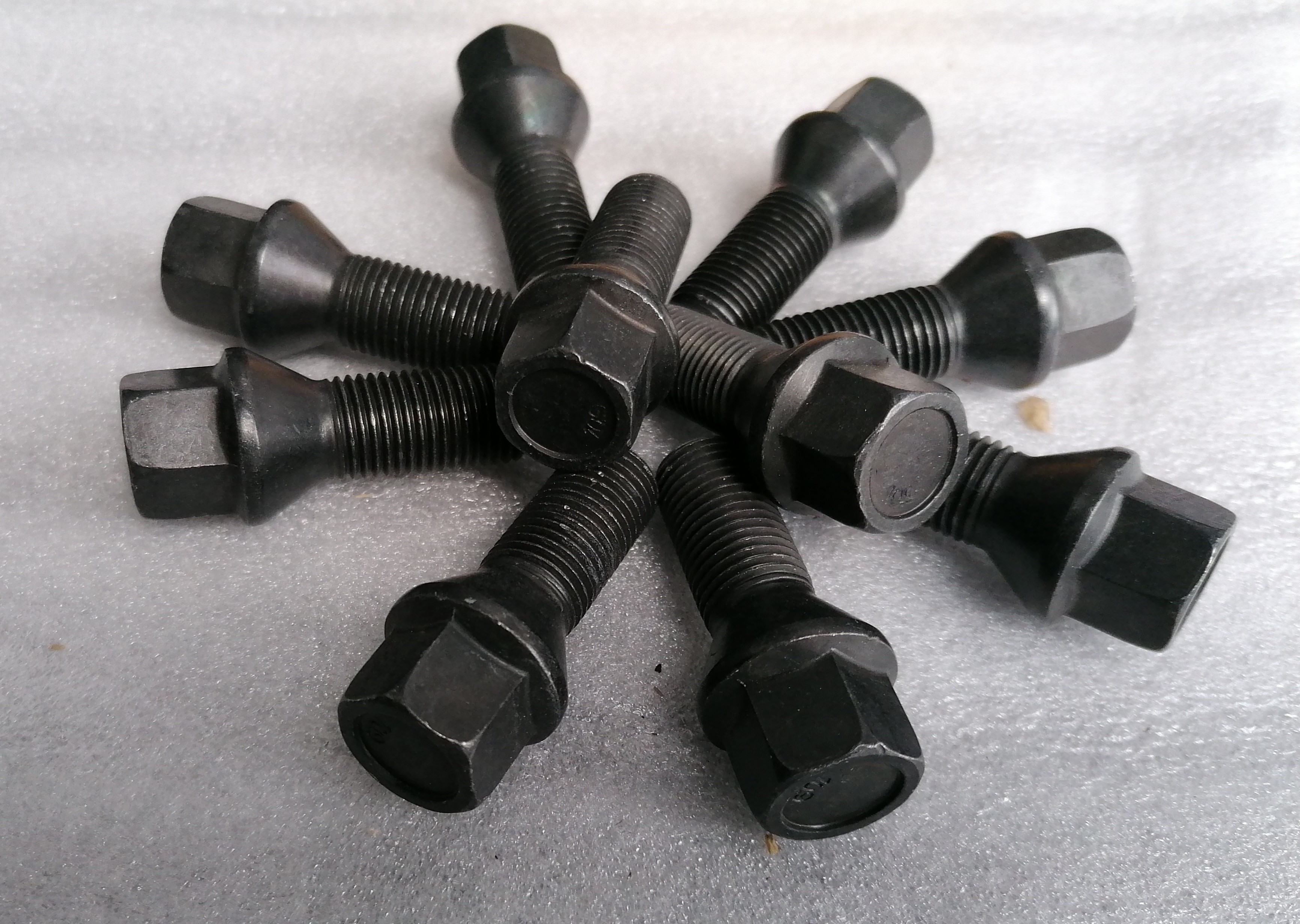 Felgenschrauben M14 x1,25 30 mm Kegelbund